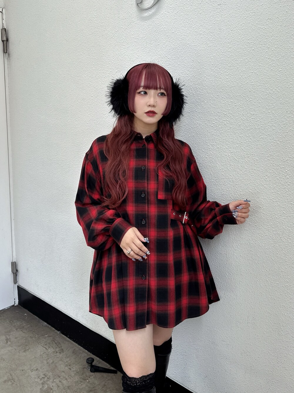 レッド系のシャツ/ブラウス、ブラック系のブーツを着用したレディースの夏コーディネートの3枚目の写真