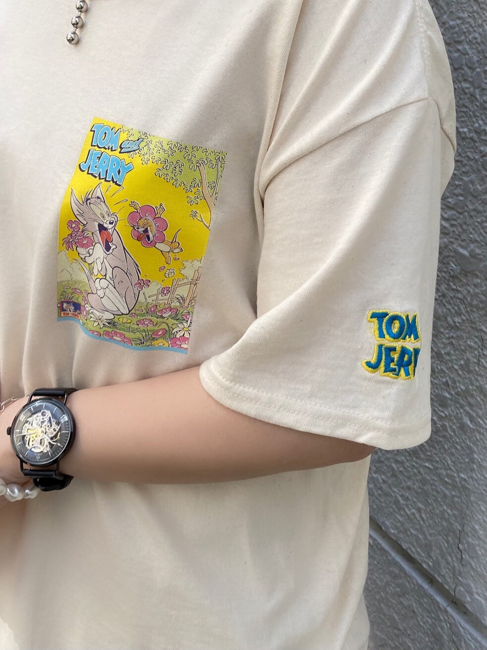 その他のショルダーバッグ、ホワイト系のTシャツ/カットソー、その他のシュシュを着用したレディースの春コーディネートの3枚目の写真