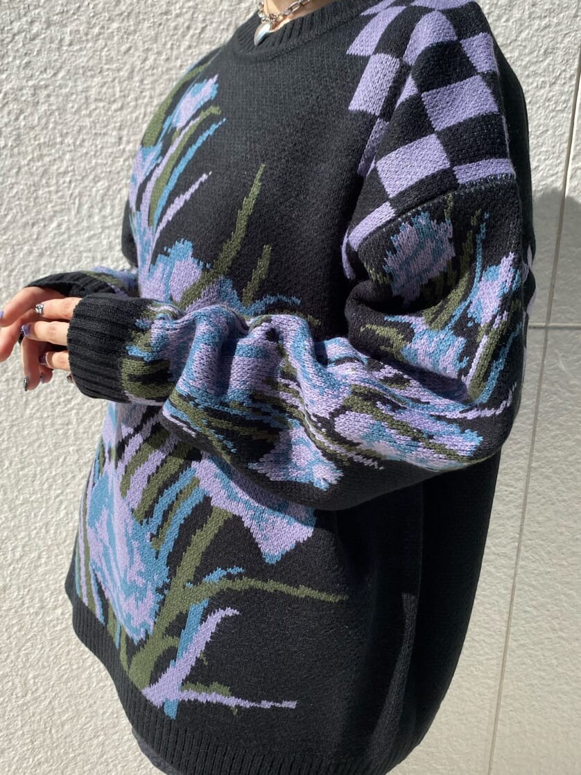 ブラック系のニット/セーターを着用したレディースの秋コーディネートの4枚目の写真