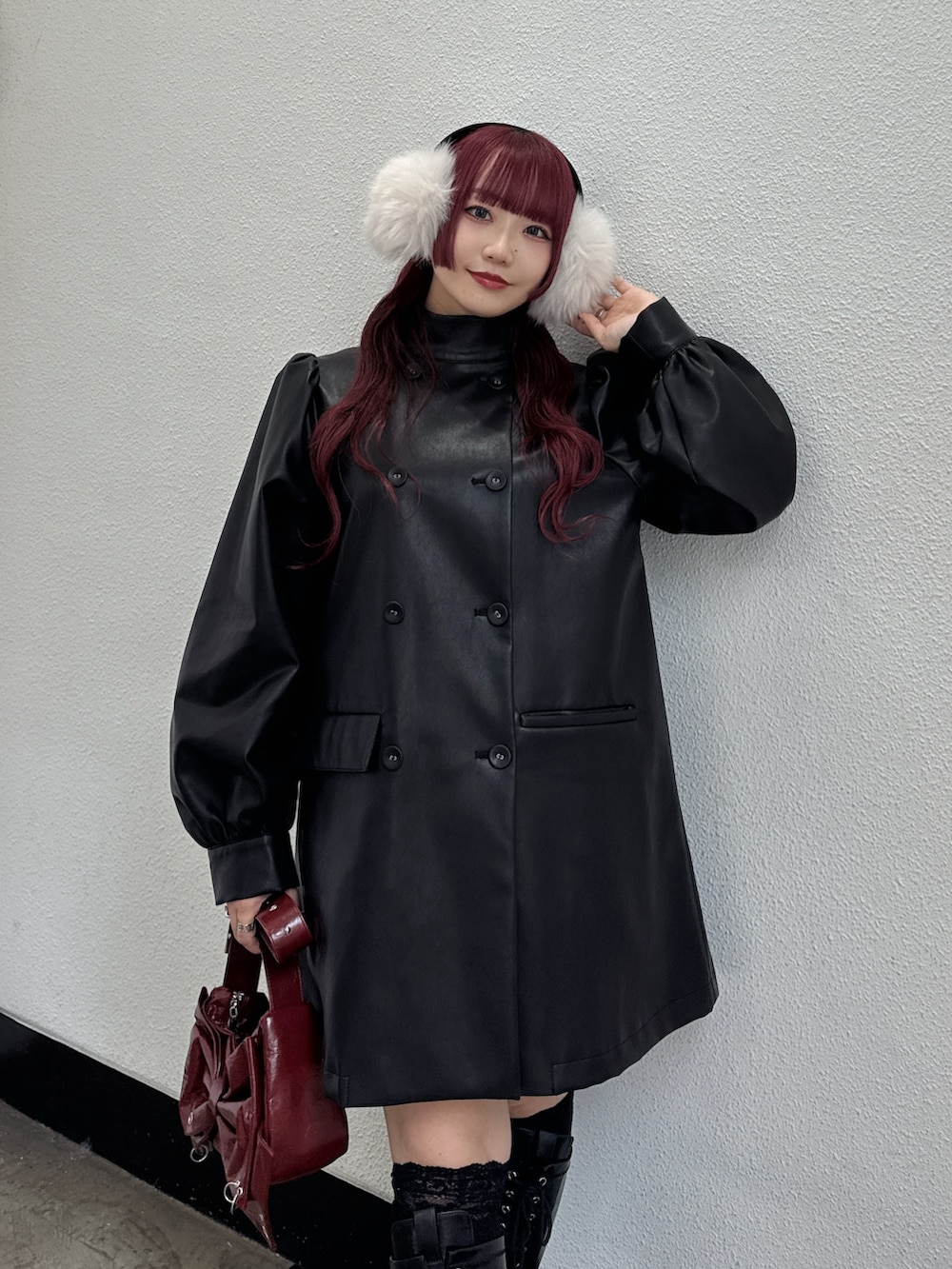 ブラック系のその他アウター、レッド系のショルダーバッグ、ホワイト系のイヤーマフを着用したレディースの秋コーディネートの4枚目の写真