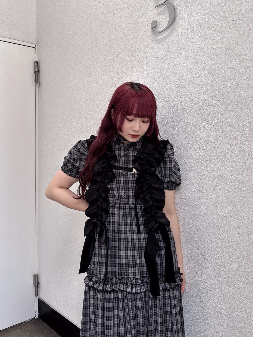 ブラック系のワンピース、ブラック系のベルトを着用したレディースの春コーディネートの3枚目の写真