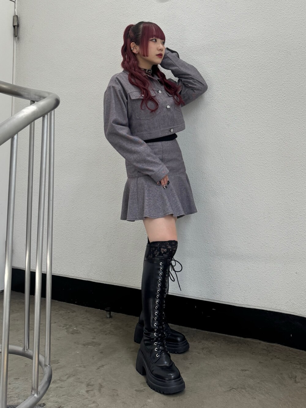 パープル系のワンピース、ブラック系のブーツを着用したレディースの秋コーディネートの2枚目の写真