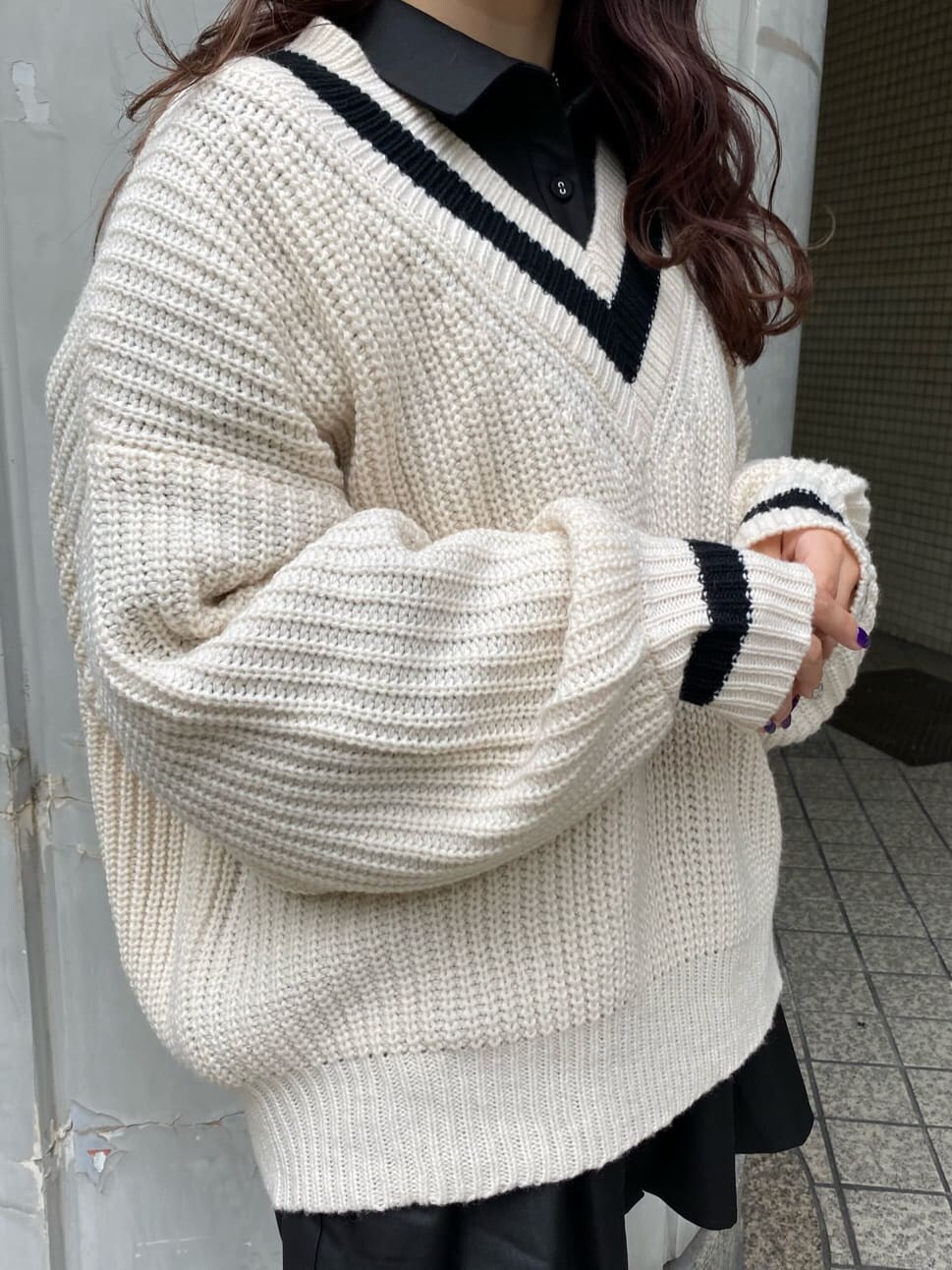 ホワイト系のワンピース、ブラック系のシャツ/ブラウスを着用したレディースの秋コーディネートの3枚目の写真