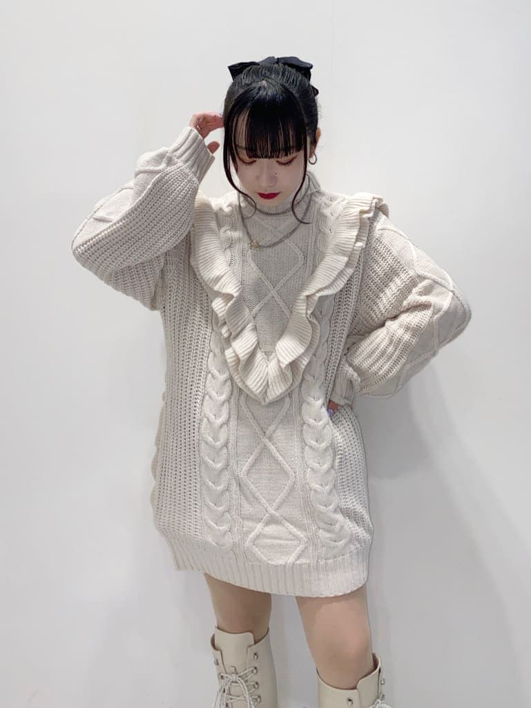 ホワイト系のニット/セーター、ホワイト系のブーツを着用したレディースの秋コーディネートの3枚目の写真