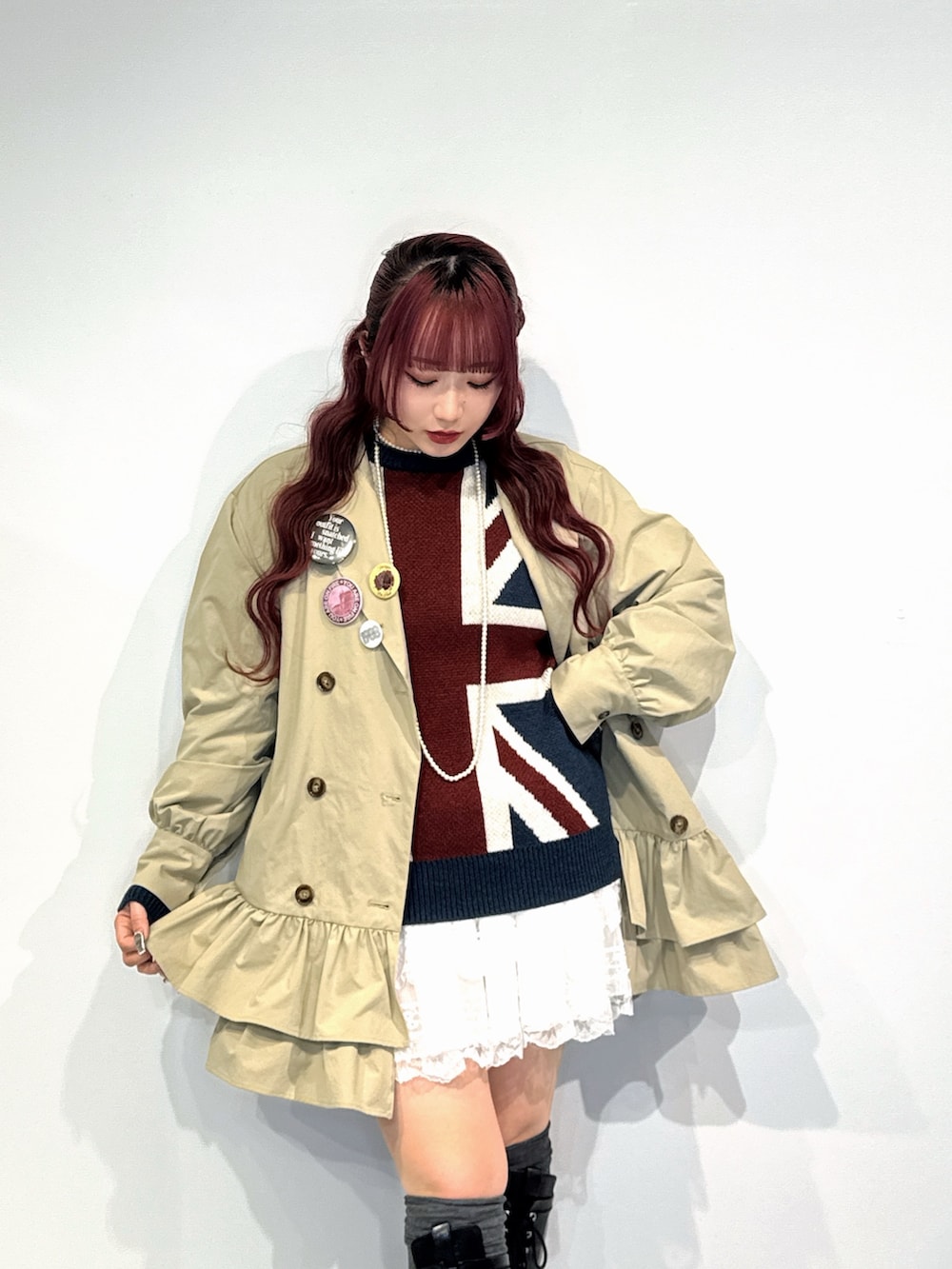 ベージュ系のワンピース、ブルー系のニット/セーター、ホワイト系のその他パンツを着用したレディースの秋コーディネートの2枚目の写真