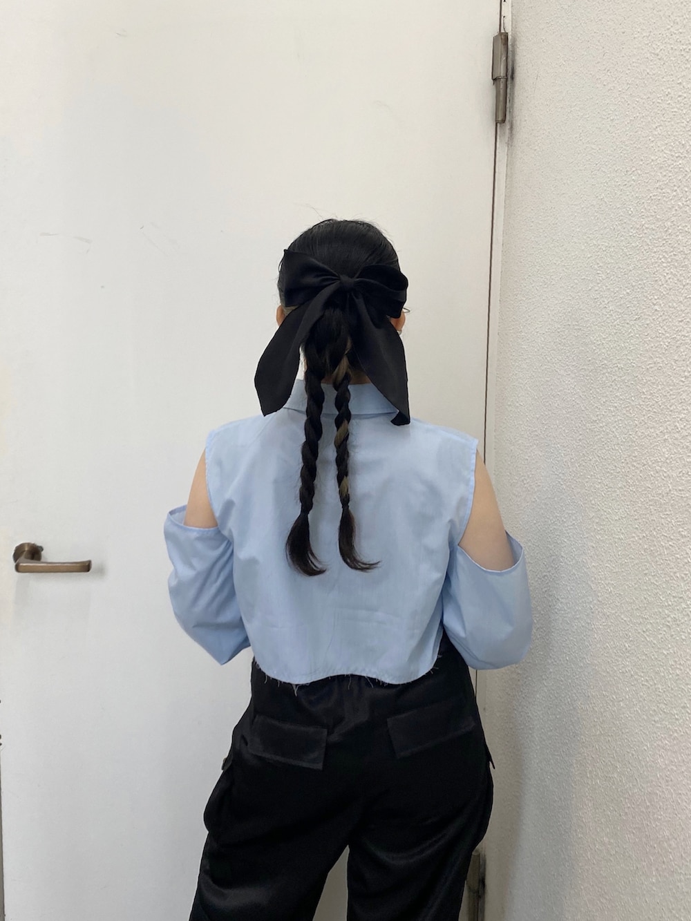 ブラック系のカーゴパンツ、ブルー系のシャツ/ブラウス、シルバー系のベルトを着用したレディースの夏コーディネートの6枚目の写真