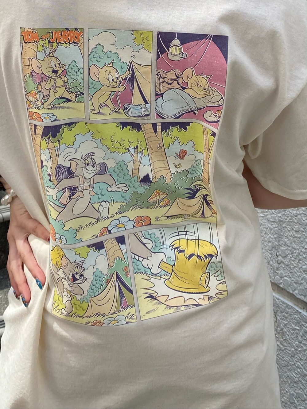 その他のショルダーバッグ、ホワイト系のTシャツ/カットソー、その他のシュシュを着用したレディースの春コーディネートの4枚目の写真