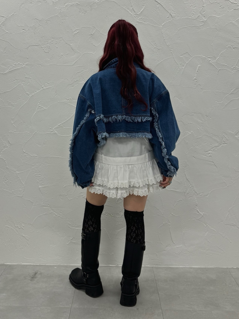 ブラック系のデニムジャケット、ホワイト系のシャツ/ブラウス、ブラック系のチョーカーを着用したレディースの秋コーディネートの3枚目の写真