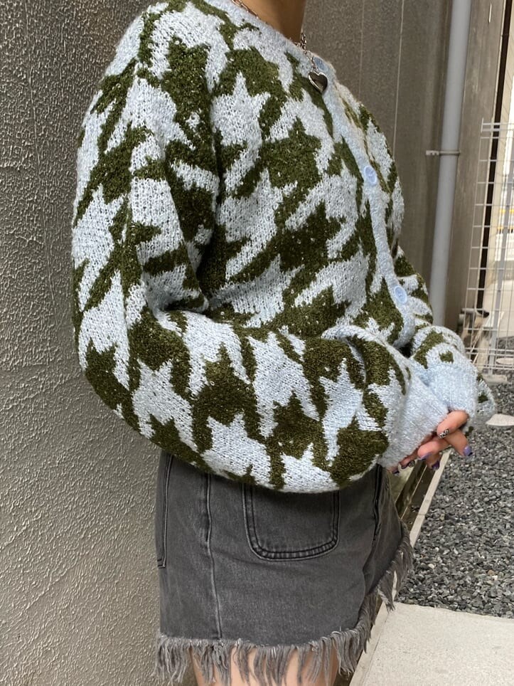 ブラック系のデニムパンツ、ブルー系のカーディガン/ボレロを着用したレディースの秋コーディネートの3枚目の写真