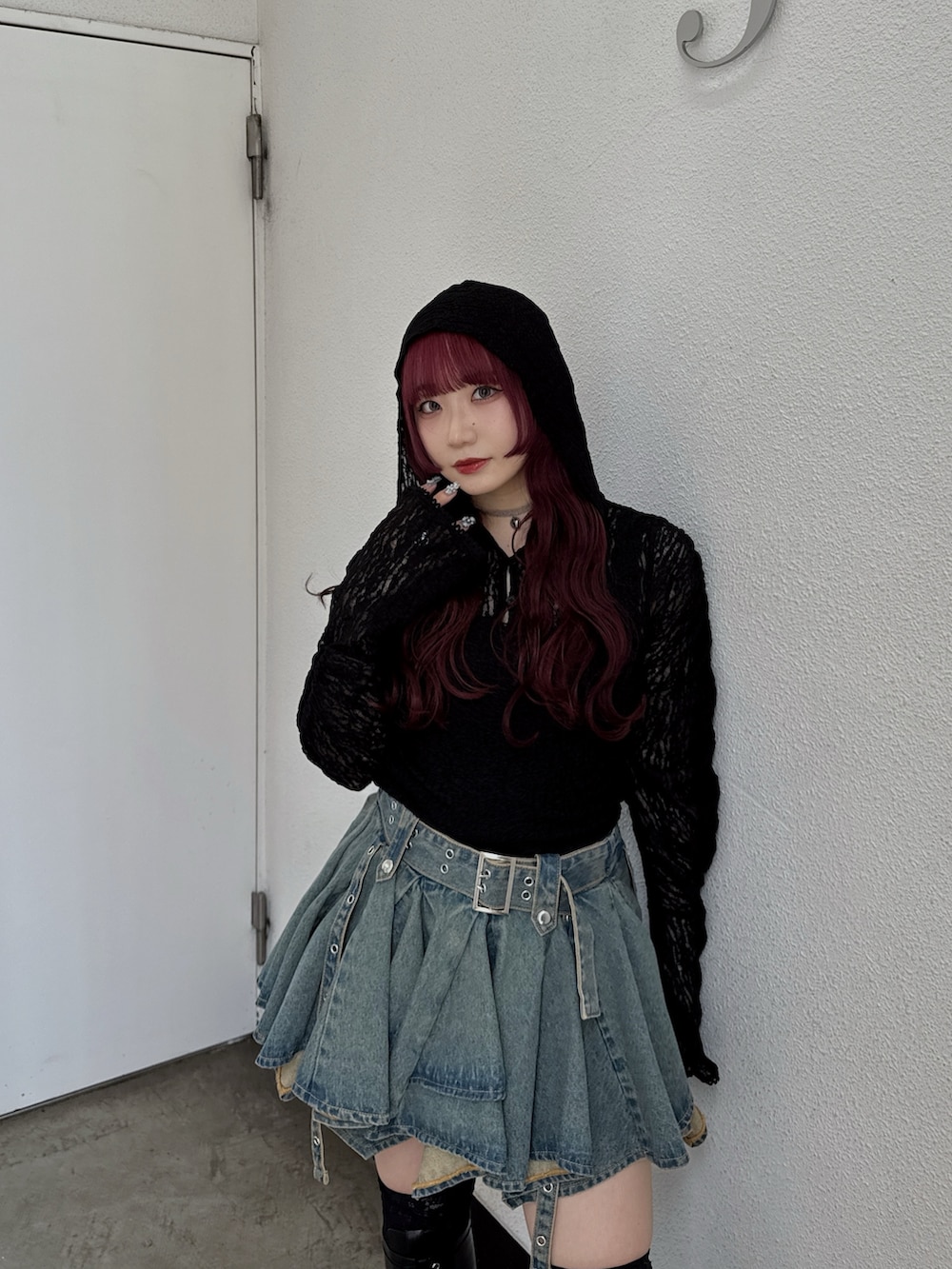 ブラック系のTシャツ/カットソー、ブルー系のデニムスカートを着用したレディースの春コーディネートの2枚目の写真