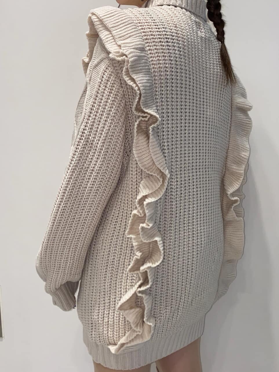 ホワイト系のニット/セーター、ホワイト系のブーツを着用したレディースの秋コーディネートの6枚目の写真