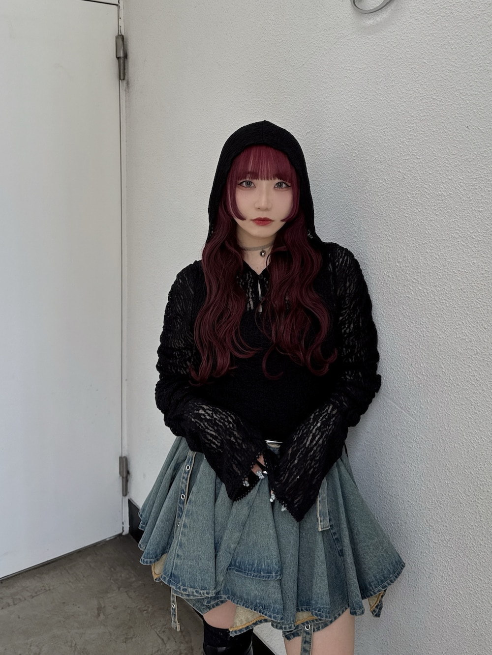 ブラック系のTシャツ/カットソー、ブルー系のデニムスカートを着用したレディースの春コーディネートの3枚目の写真