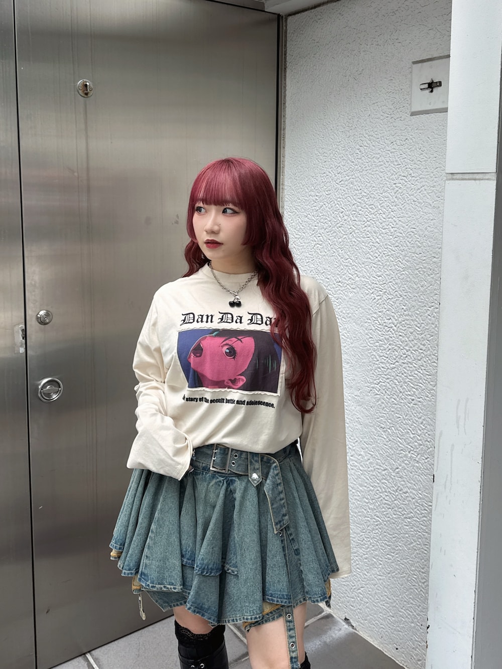 ホワイト系のTシャツ/カットソー、ブラウン系のテーラードジャケット、ブルー系のデニムスカートを着用したレディースの夏コーディネートの4枚目の写真