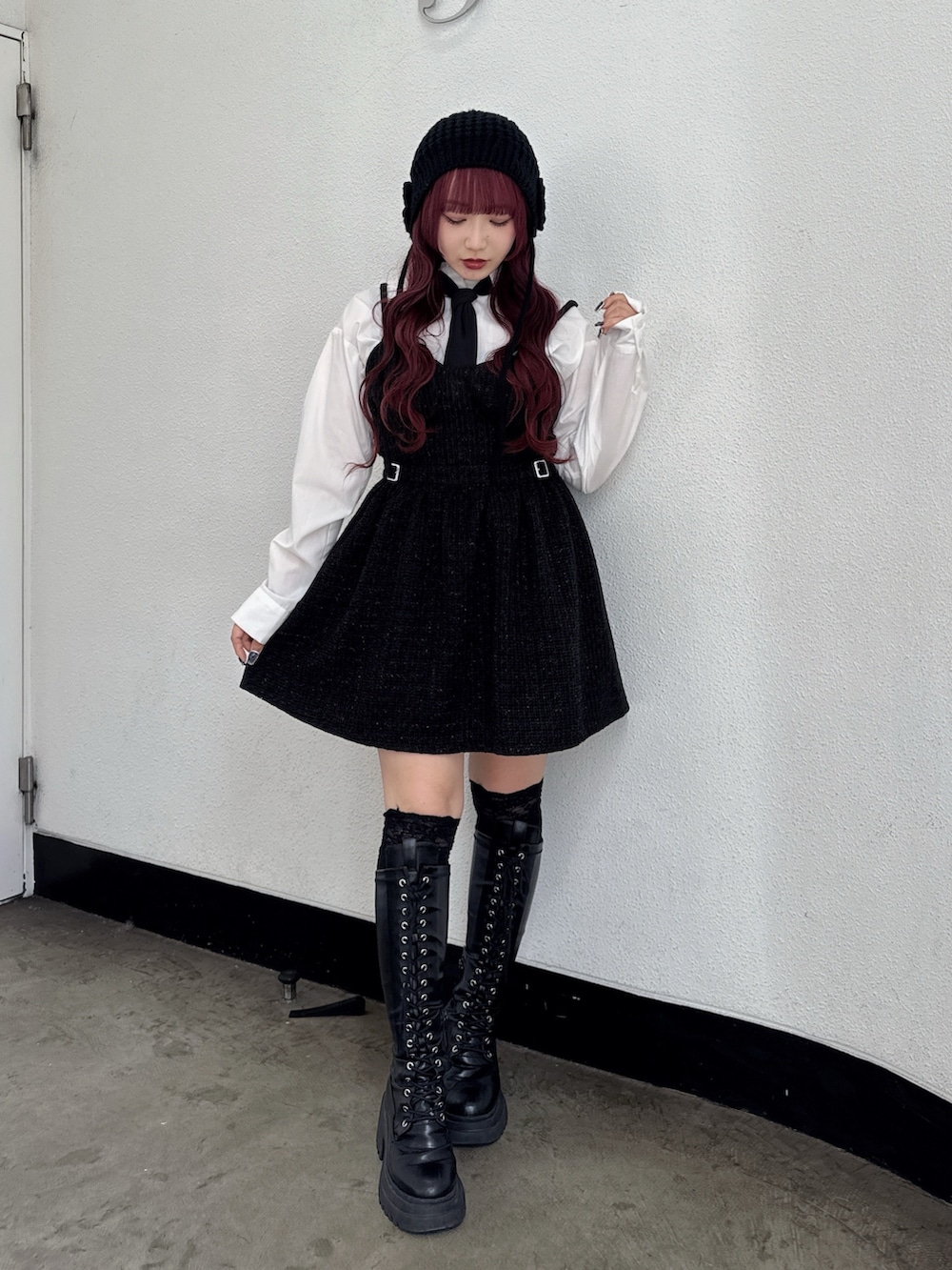 ブラック系のワンピース、ブラック系のニットキャップ/ビーニーを着用したレディースの秋コーディネートの2枚目の写真