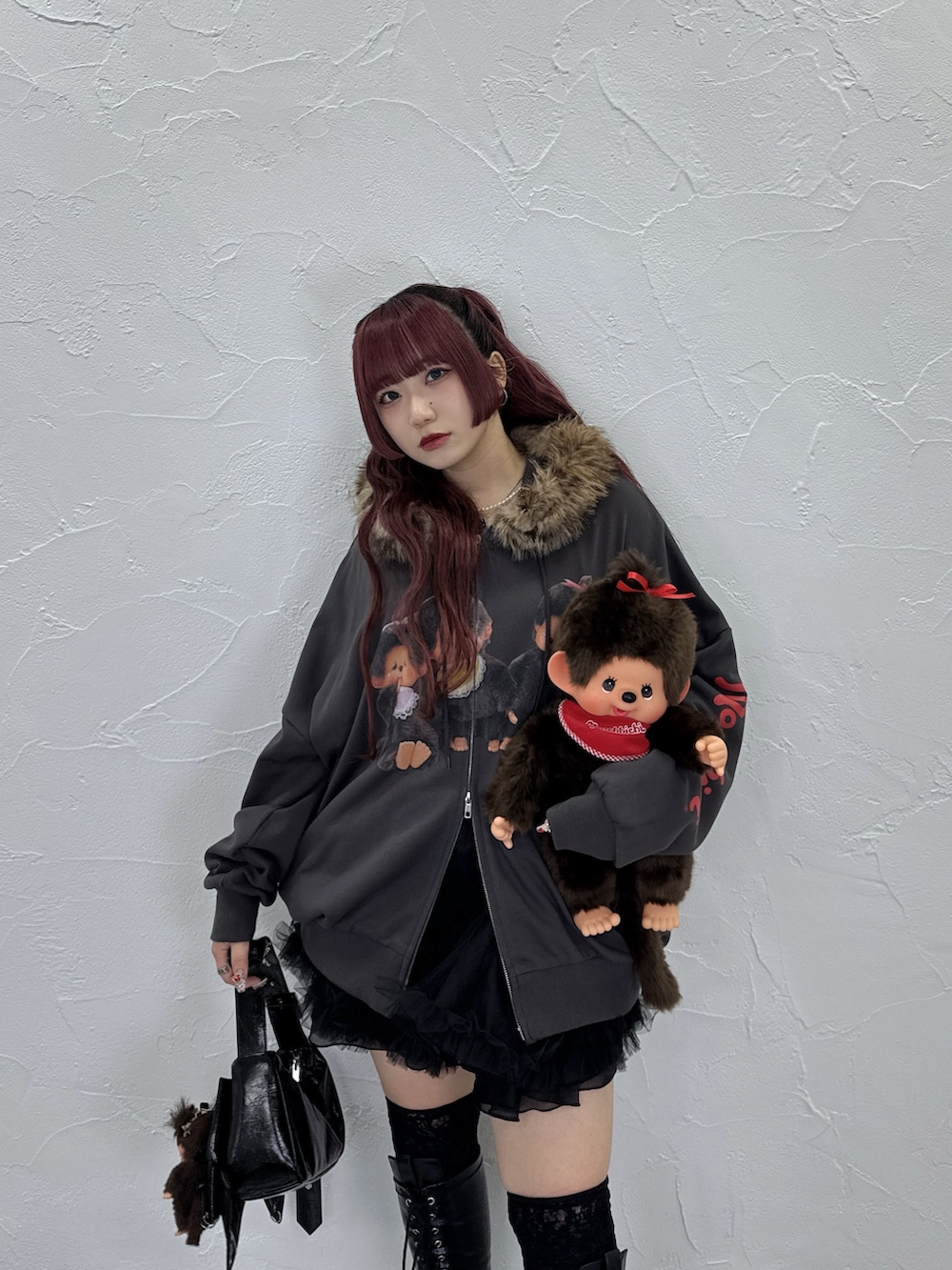 ブラック系のパーカー、ブラック系のスカート、ブラック系のショルダーバッグを着用したレディースの夏コーディネートの3枚目の写真