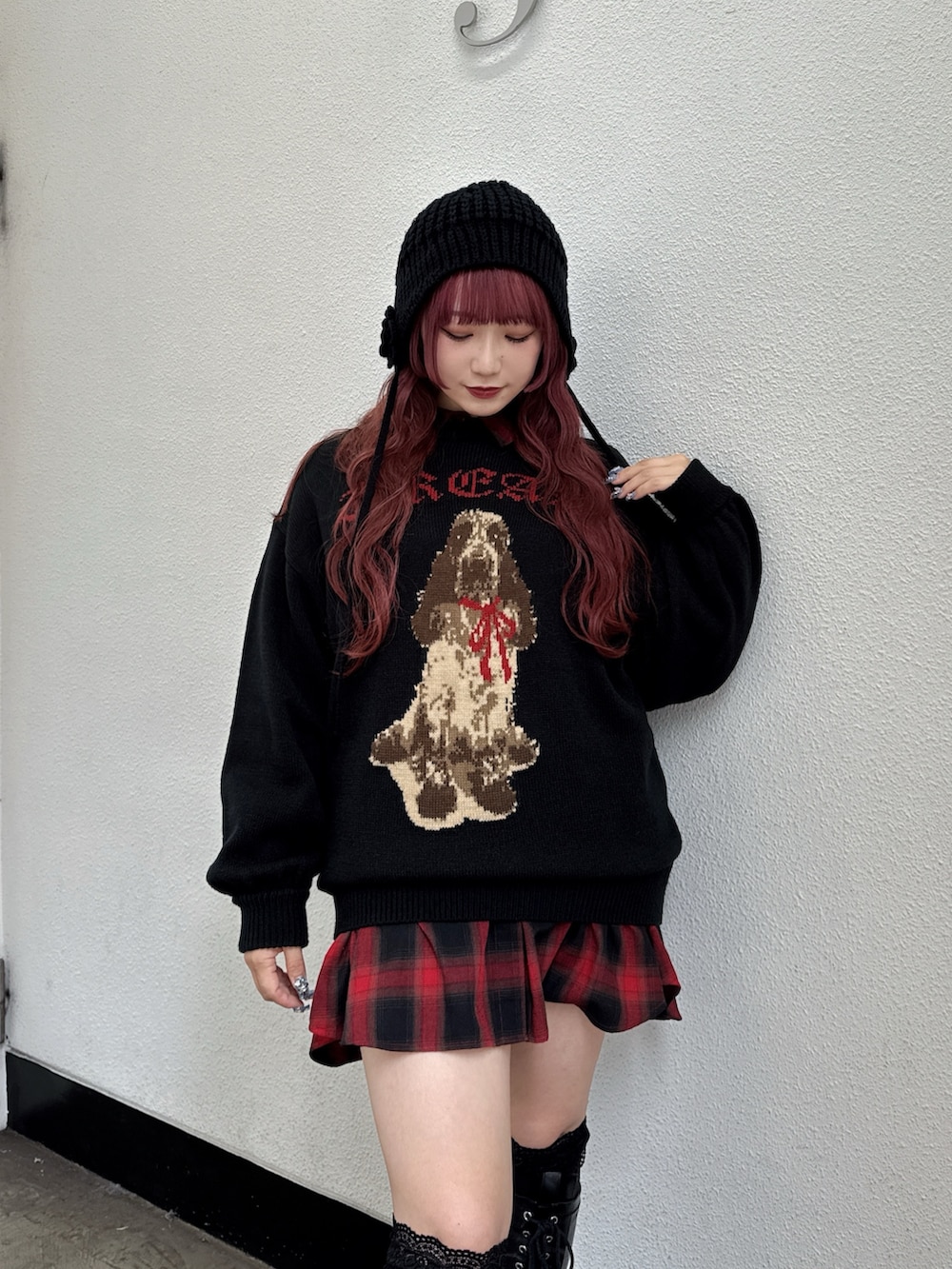 ブラック系のニット/セーター、レッド系のシャツ/ブラウス、ブラック系のニットキャップ/ビーニーを着用したレディースの夏コーディネートの4枚目の写真