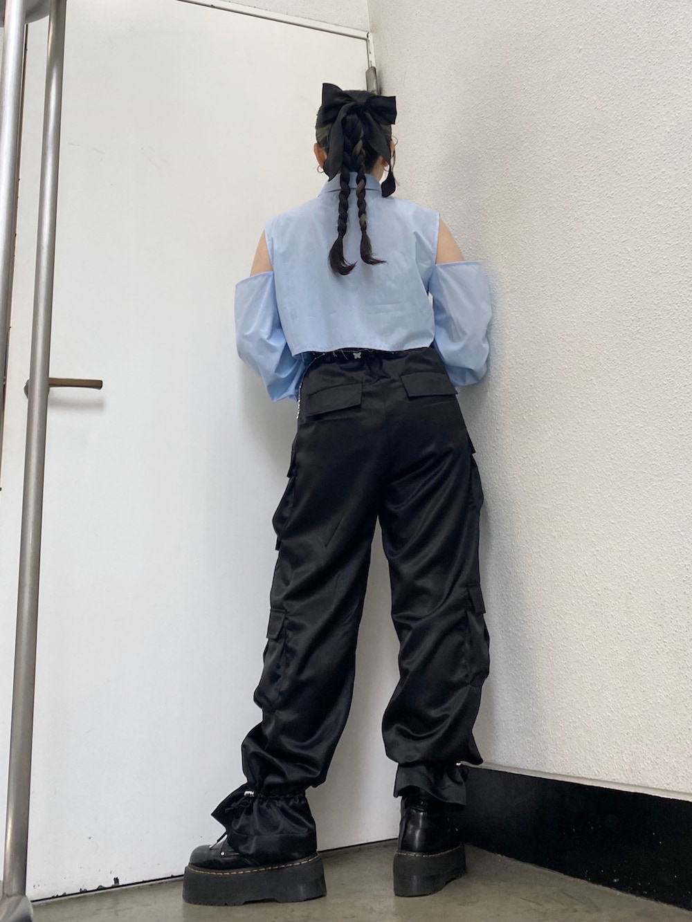 ブラック系のカーゴパンツ、ブルー系のシャツ/ブラウス、シルバー系のベルトを着用したレディースの夏コーディネートの4枚目の写真