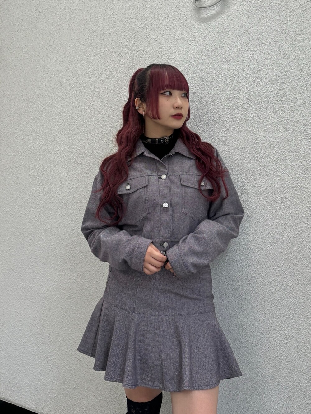 パープル系のワンピース、ブラック系のブーツを着用したレディースの秋コーディネートの4枚目の写真