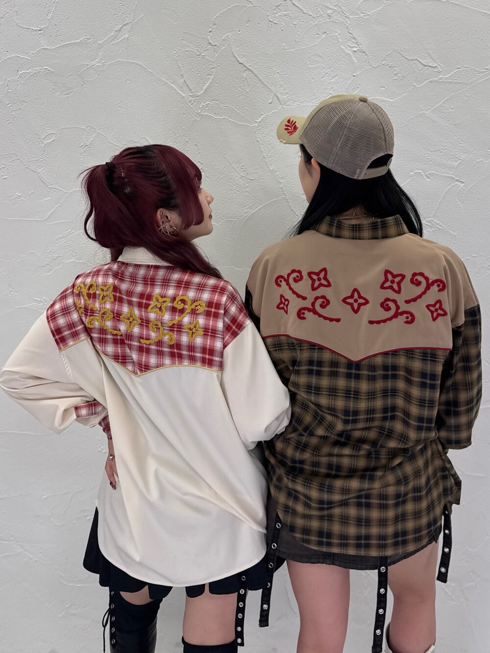 ブラウン系のシャツ/ブラウス、ホワイト系のシャツ/ブラウス、ブラック系のスカートを着用したレディースの春コーディネートの3枚目の写真