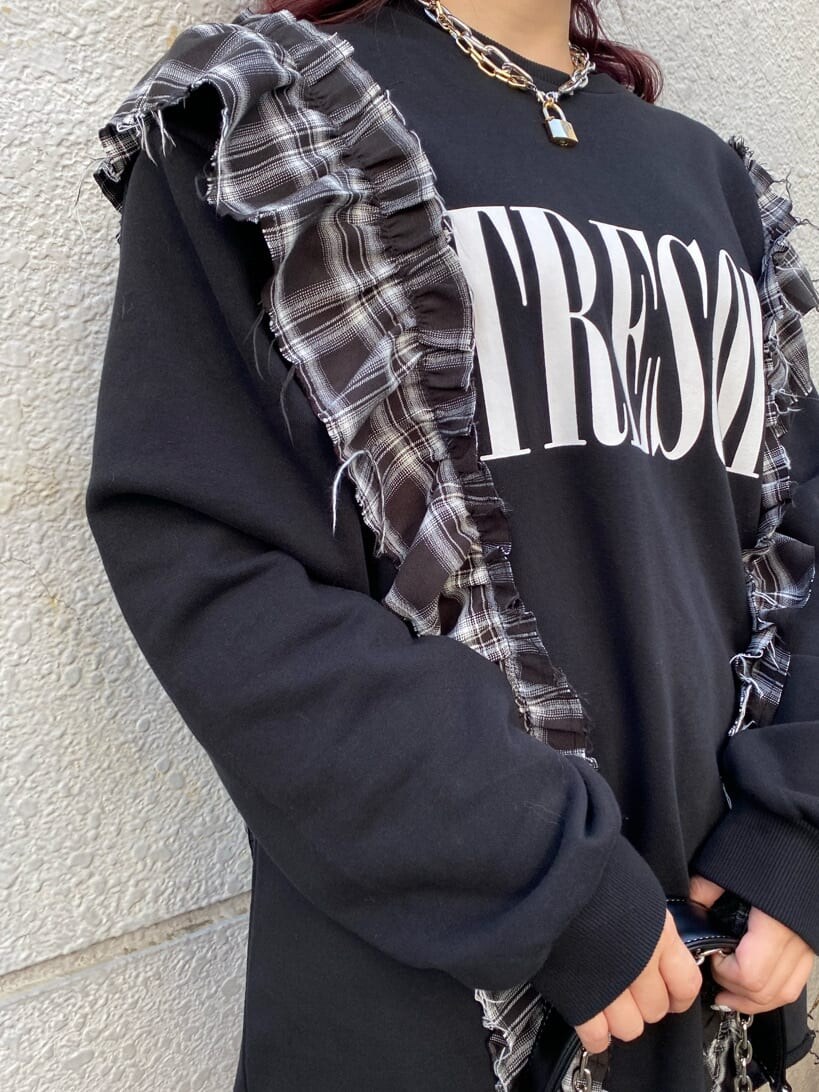 ブラック系のハンドバッグ、ブラック系のTシャツ/カットソーを着用したレディースの秋コーディネートの3枚目の写真