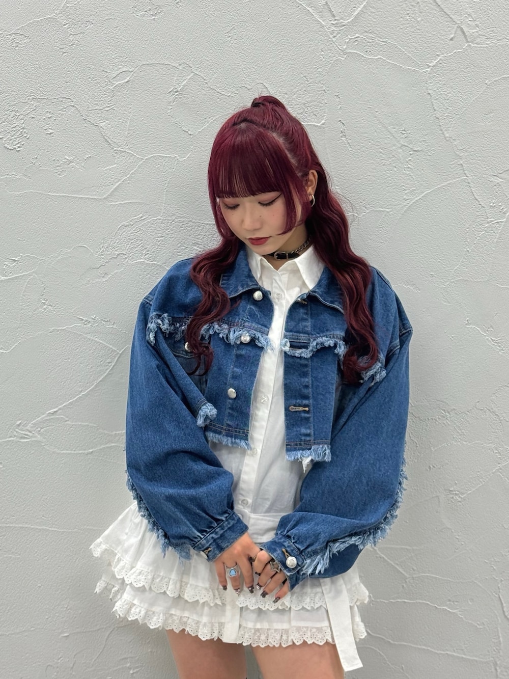 ブラック系のデニムジャケット、ホワイト系のシャツ/ブラウス、ブラック系のチョーカーを着用したレディースの秋コーディネートの6枚目の写真