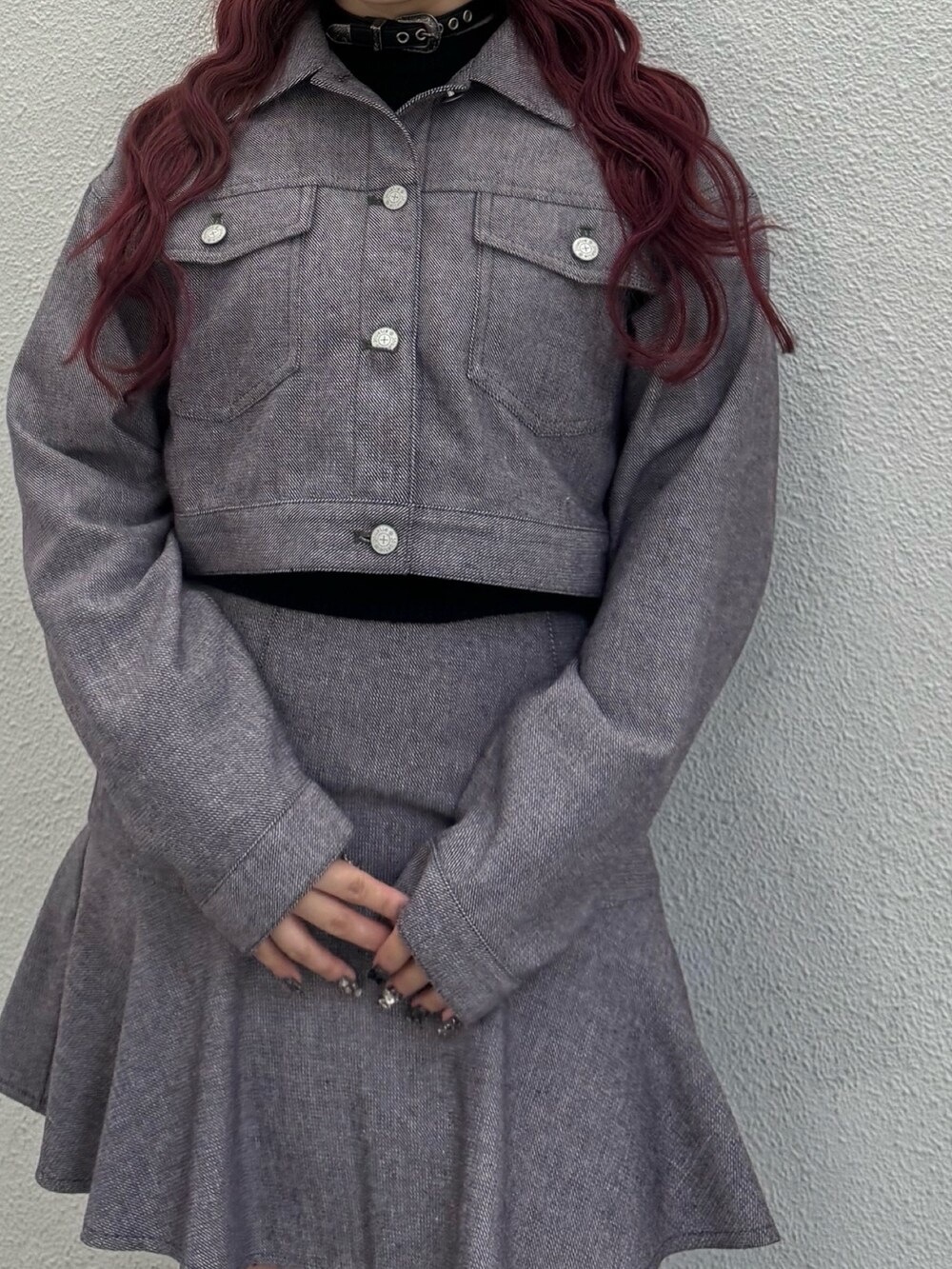 パープル系のワンピース、ブラック系のブーツを着用したレディースの秋コーディネートの5枚目の写真