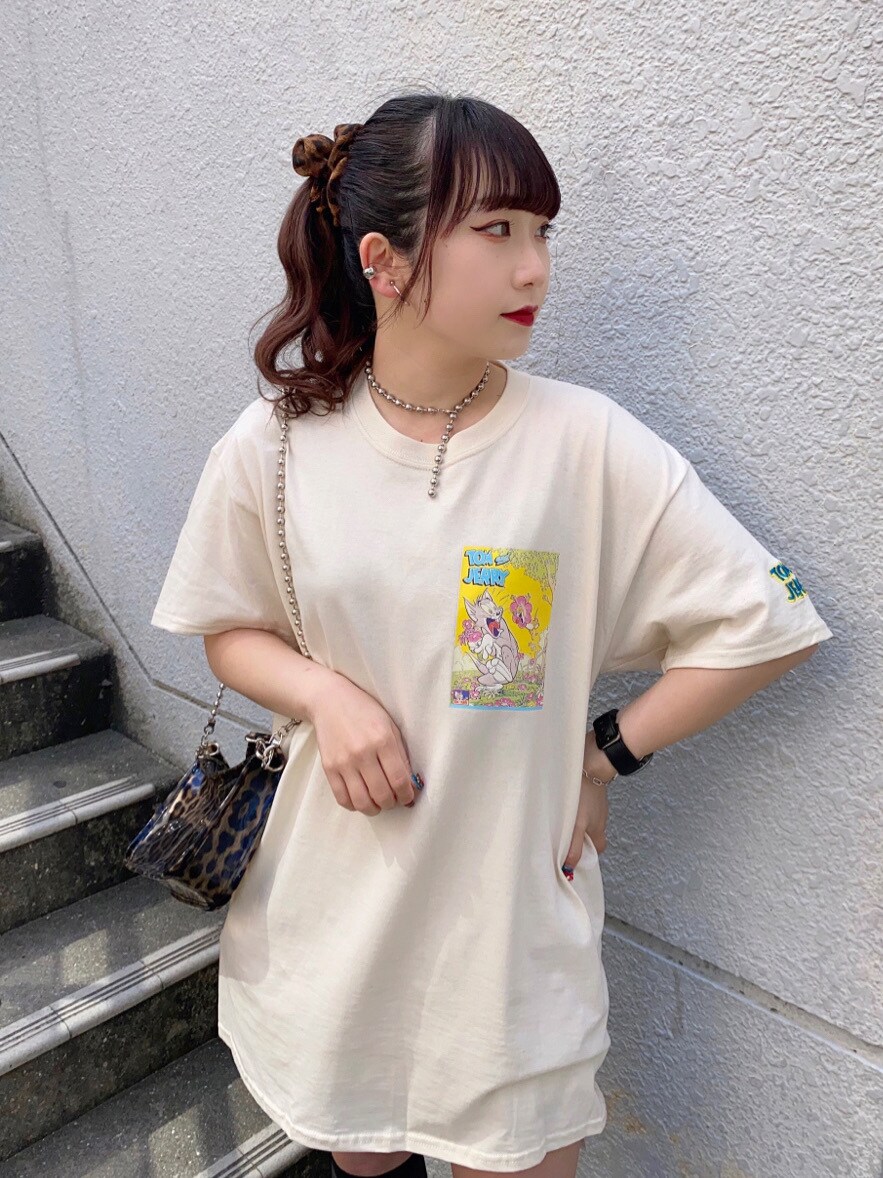 その他のショルダーバッグ、ホワイト系のTシャツ/カットソー、その他のシュシュを着用したレディースの春コーディネートの2枚目の写真