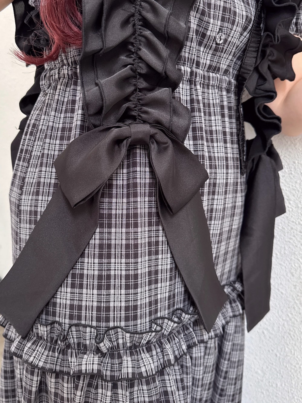 ブラック系のワンピース、ブラック系のベルトを着用したレディースの春コーディネートの4枚目の写真