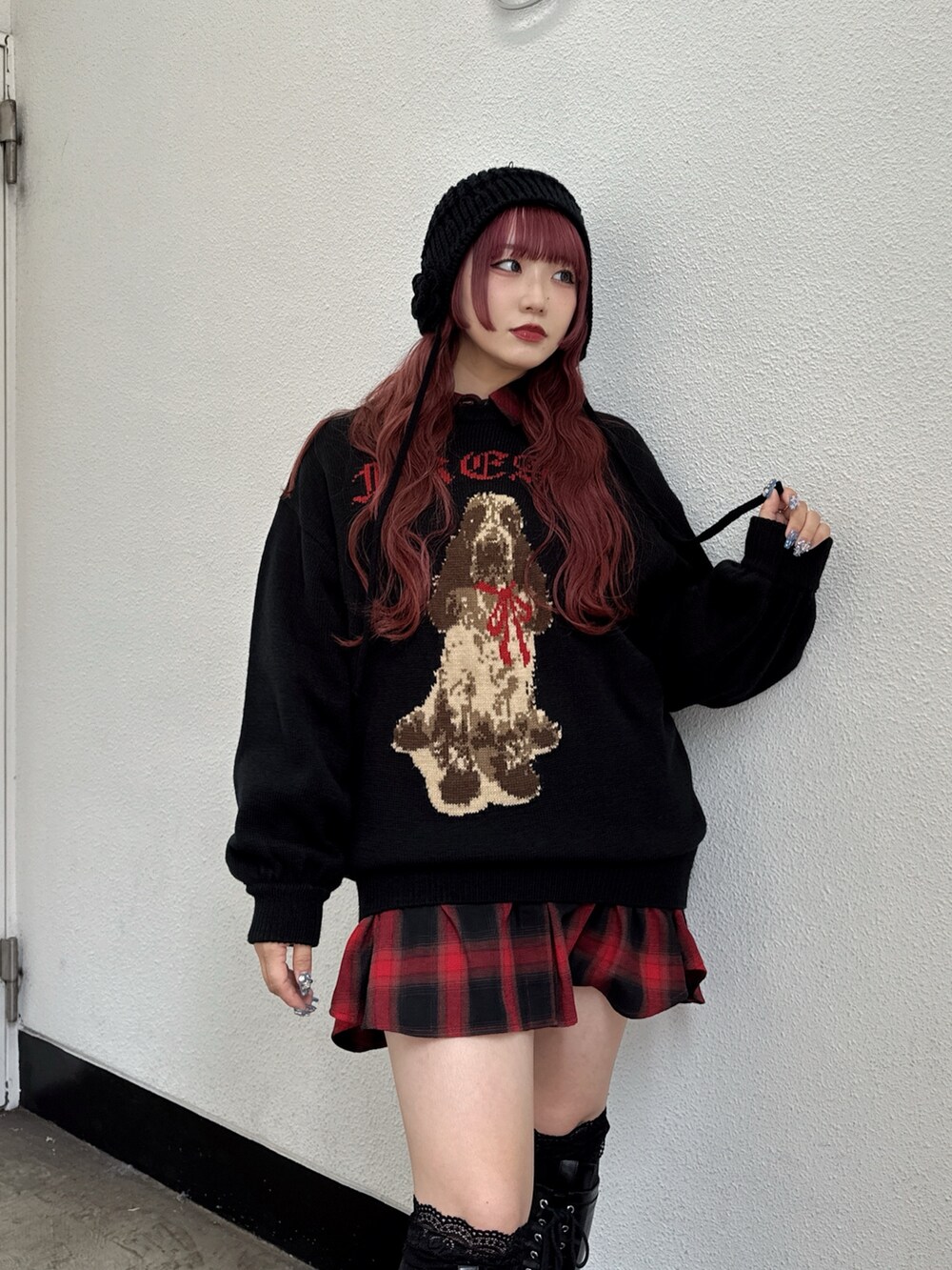 ブラック系のニット/セーター、レッド系のシャツ/ブラウス、ブラック系のニットキャップ/ビーニーを着用したレディースの夏コーディネートの3枚目の写真