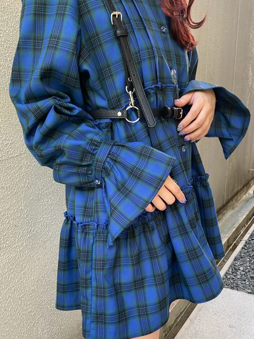 その他のシャツ/ブラウス、ブラック系のベルトを着用したレディースの秋コーディネートの3枚目の写真