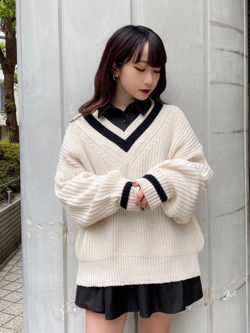 ホワイト系のワンピース、ブラック系のシャツ/ブラウスを着用したレディースの秋コーディネートの2枚目の写真