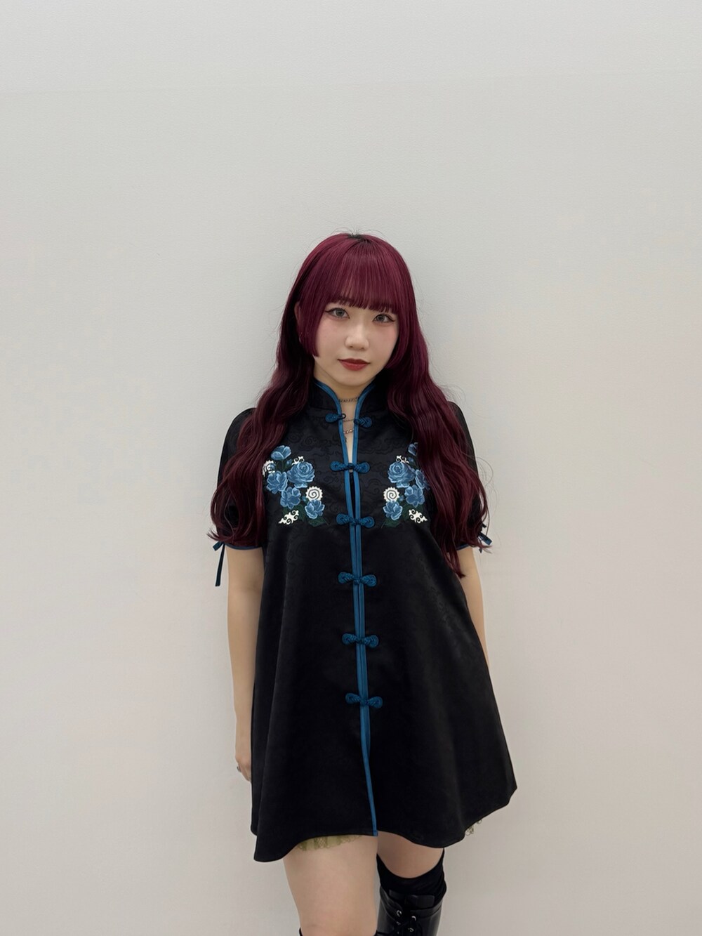 ブラック系のシャツ/ブラウス、グリーン系のその他パンツを着用したレディースの春コーディネートの3枚目の写真