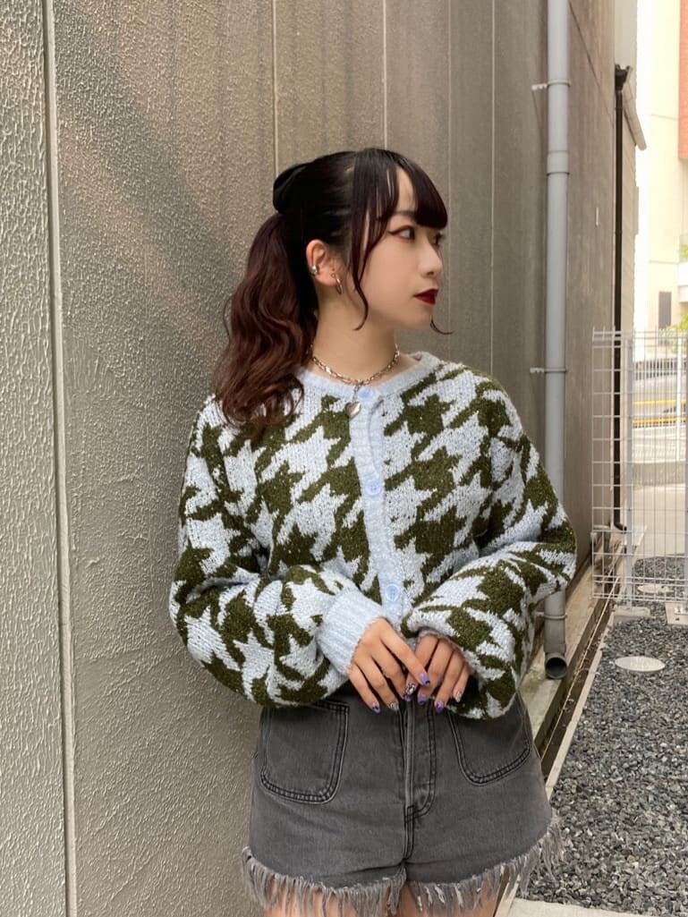 ブラック系のデニムパンツ、ブルー系のカーディガン/ボレロを着用したレディースの秋コーディネートの2枚目の写真