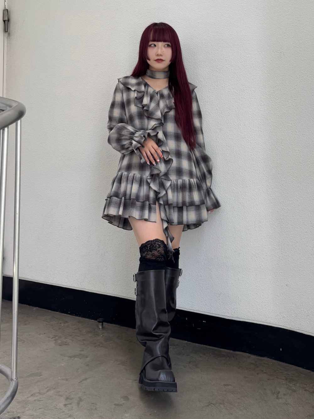 ブラウン系のワンピース、ブラック系のブーツを着用したレディースの夏コーディネートの2枚目の写真