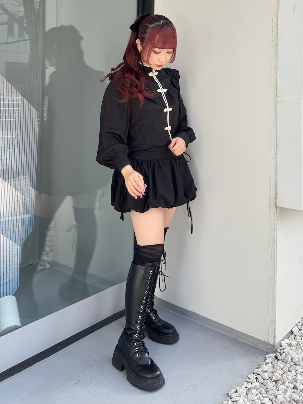 ブラック系のシャツ/ブラウスを着用したレディースの冬コーディネートの2枚目の写真