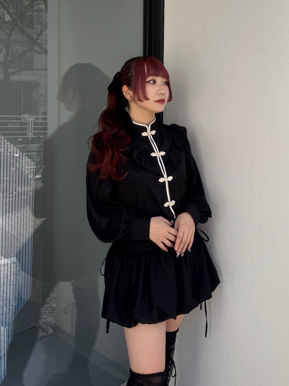 ブラック系のシャツ/ブラウスを着用したレディースの冬コーディネートの3枚目の写真