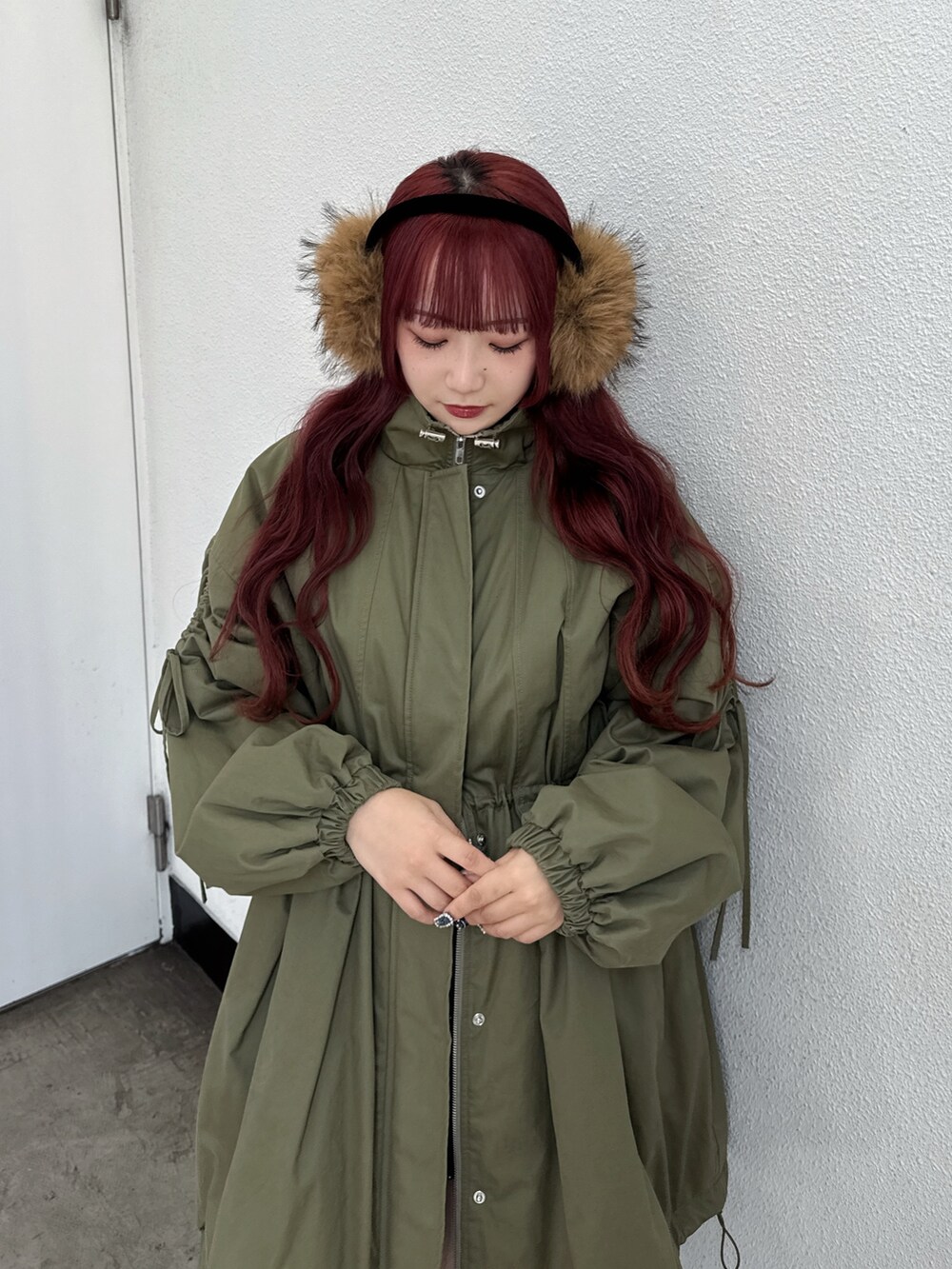 ベージュ系のモッズコート、ベージュ系のイヤーマフを着用したレディースの秋コーディネートの4枚目の写真