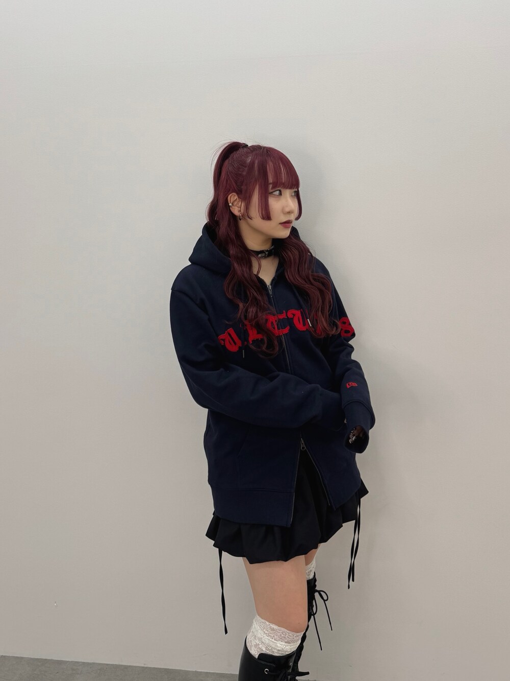 ブルー系のパーカーを着用したレディースの冬コーディネートの4枚目の写真