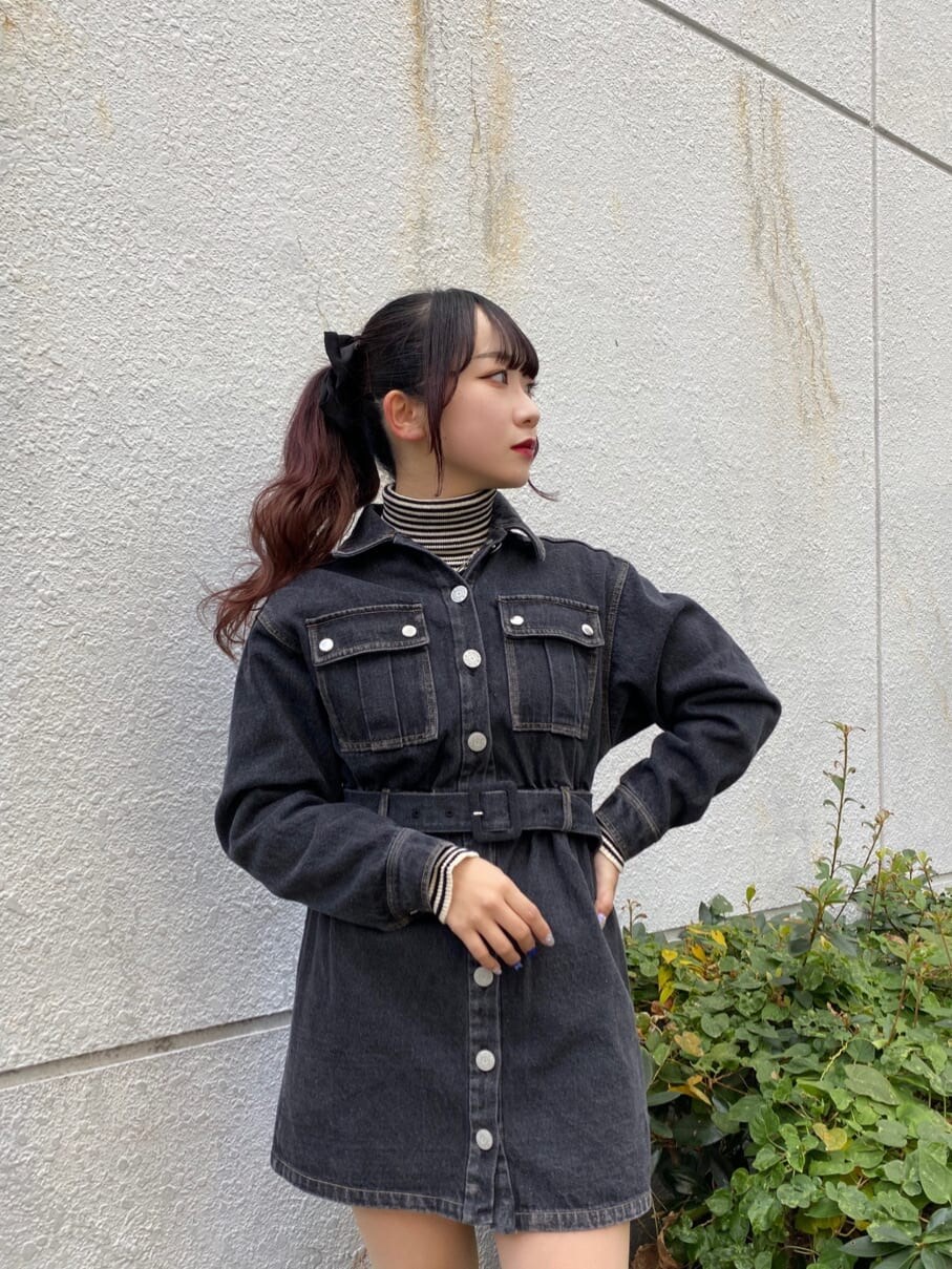 ブラック系のワンピース、ブラック系のブーツ、その他のニット/セーターを着用したレディースの秋コーディネートの3枚目の写真