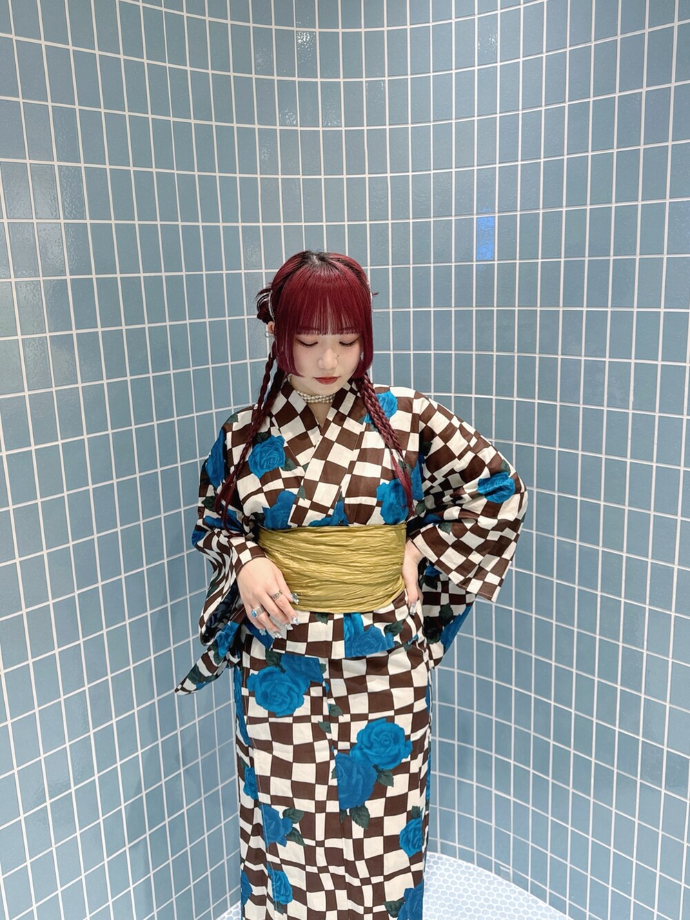 ブルー系の浴衣を着用したレディースの春コーディネートの4枚目の写真