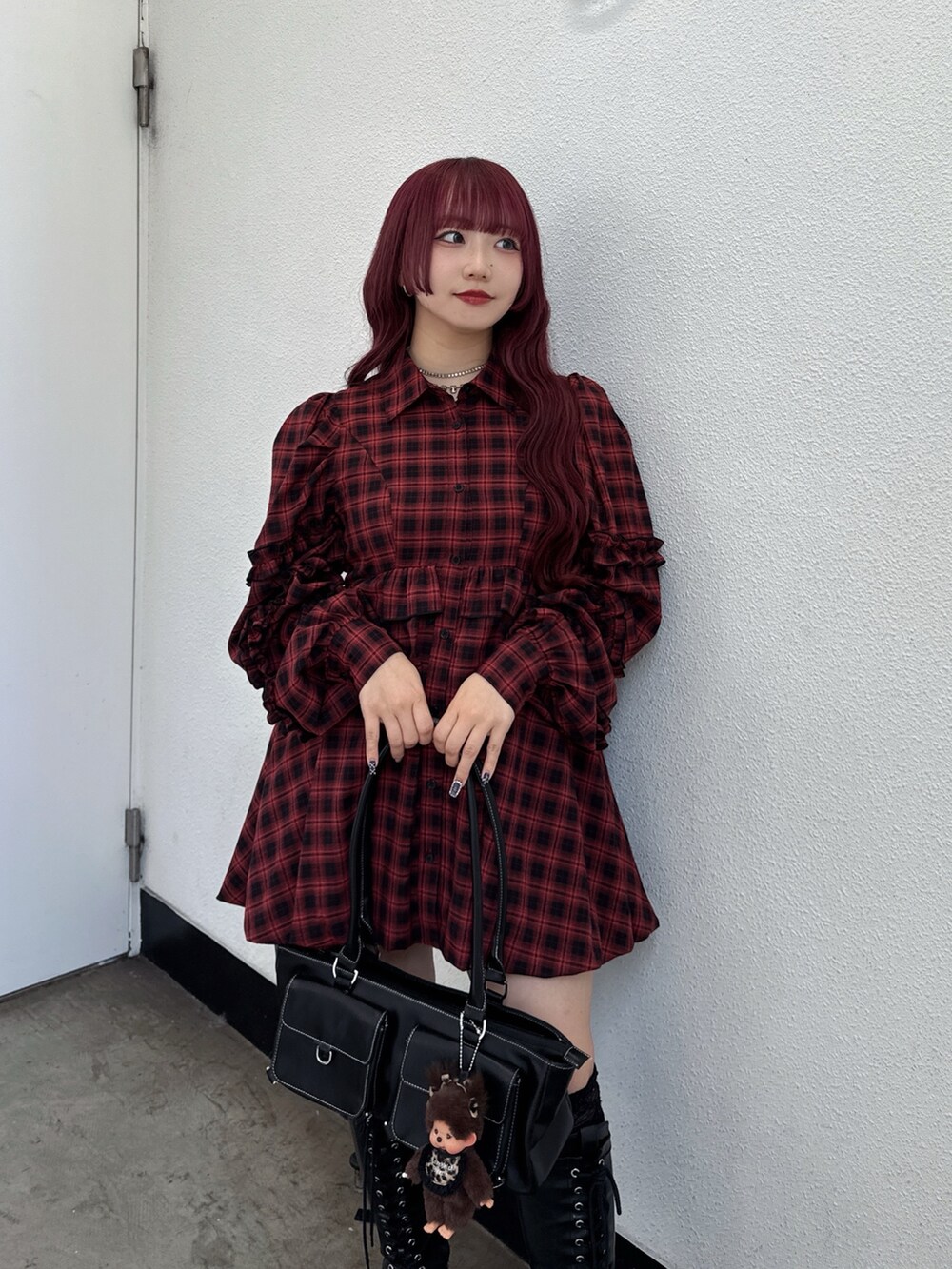 レッド系のワンピース、ブラウン系のキーホルダーを着用したレディースの秋コーディネートの2枚目の写真