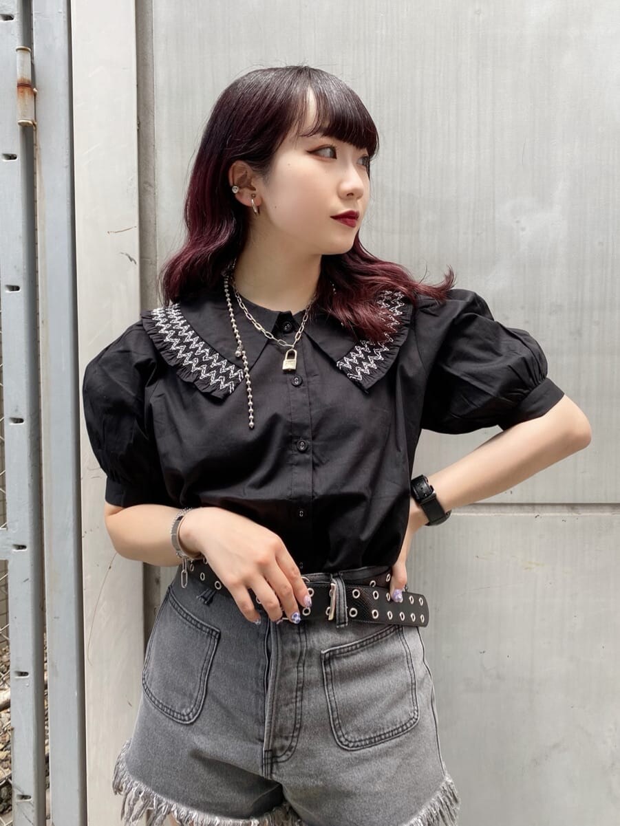 ブラック系のデニムパンツ、ブラック系のブーツ、ブラック系のシャツ/ブラウスを着用したレディースの夏コーディネートの2枚目の写真