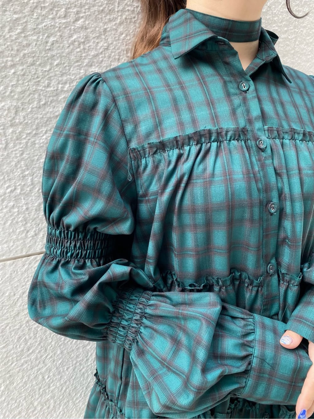 グリーン系のシャツ/ブラウス、ブラック系のブーツを着用したレディースの冬コーディネートの5枚目の写真