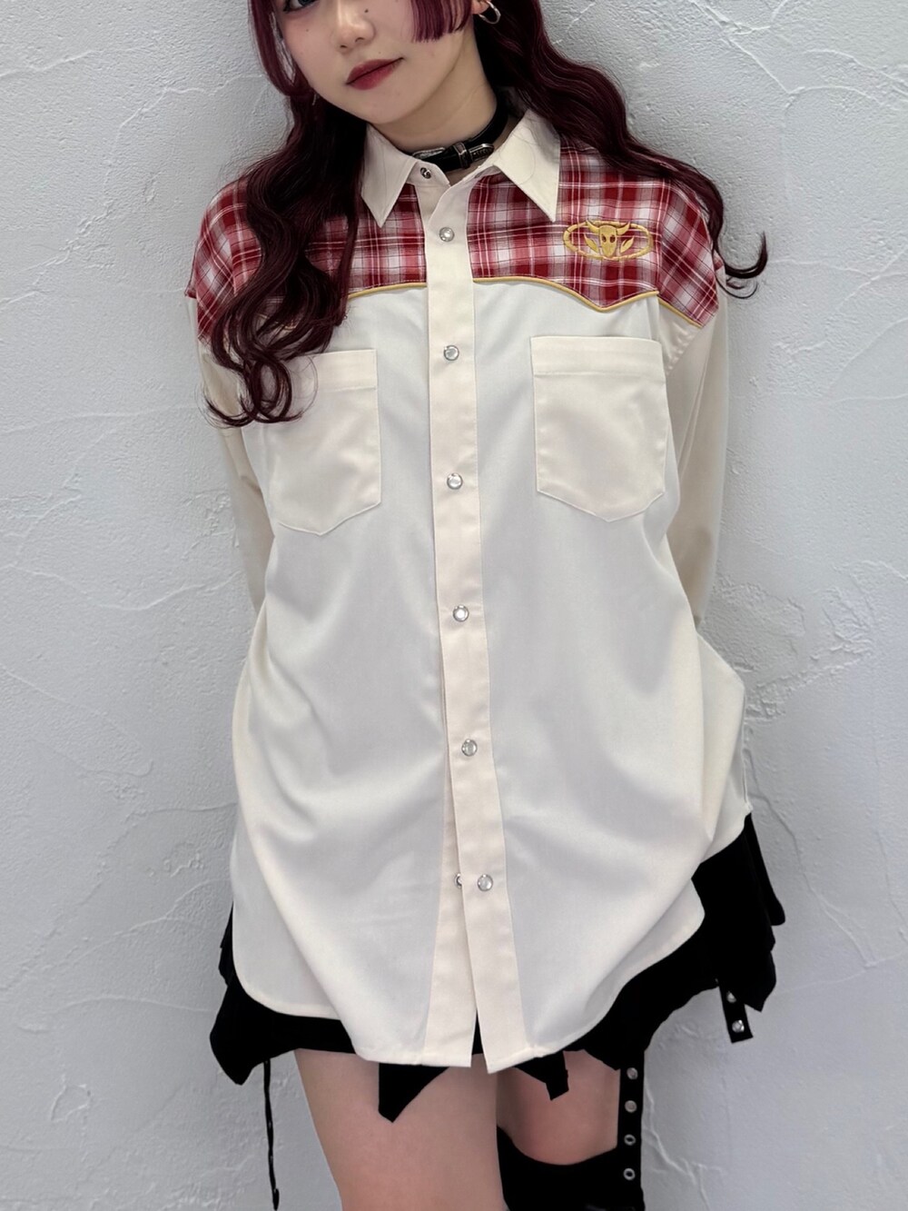 ブラウン系のシャツ/ブラウス、ホワイト系のシャツ/ブラウス、ブラック系のスカートを着用したレディースの春コーディネートの5枚目の写真