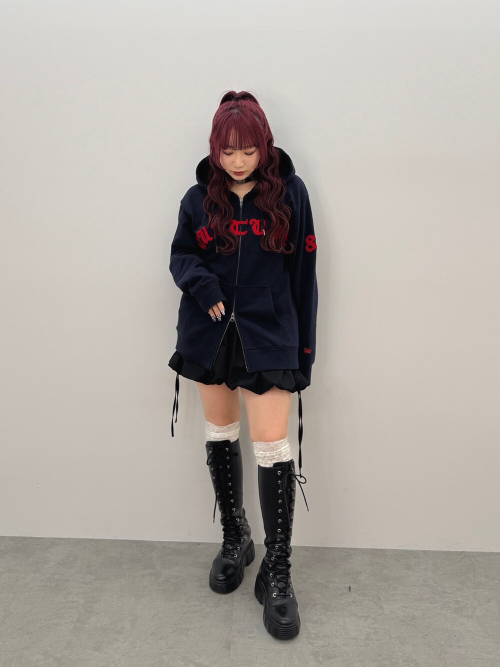 ブルー系のパーカーを着用したレディースの冬コーディネートの2枚目の写真