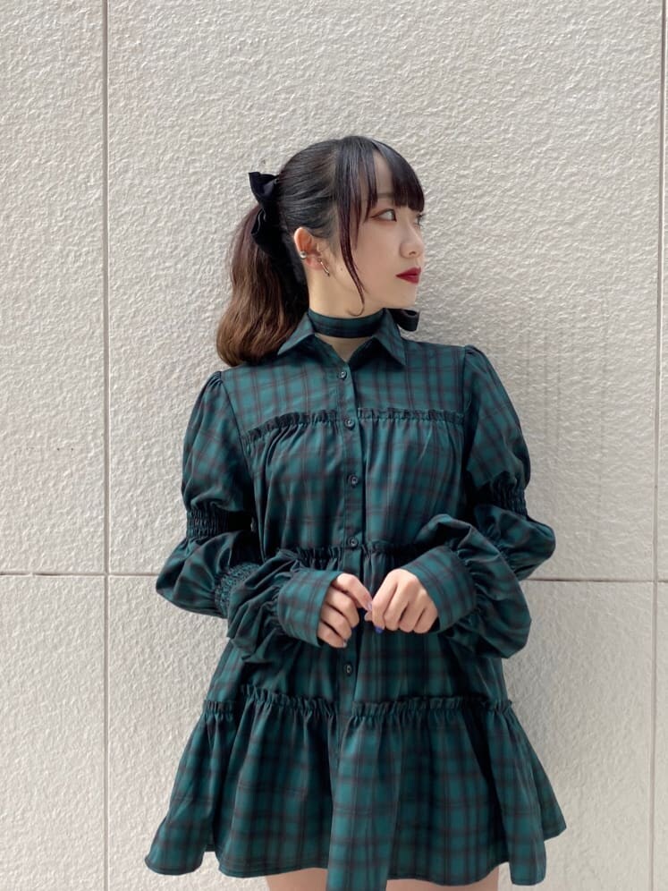 グリーン系のシャツ/ブラウス、ブラック系のブーツを着用したレディースの冬コーディネートの3枚目の写真