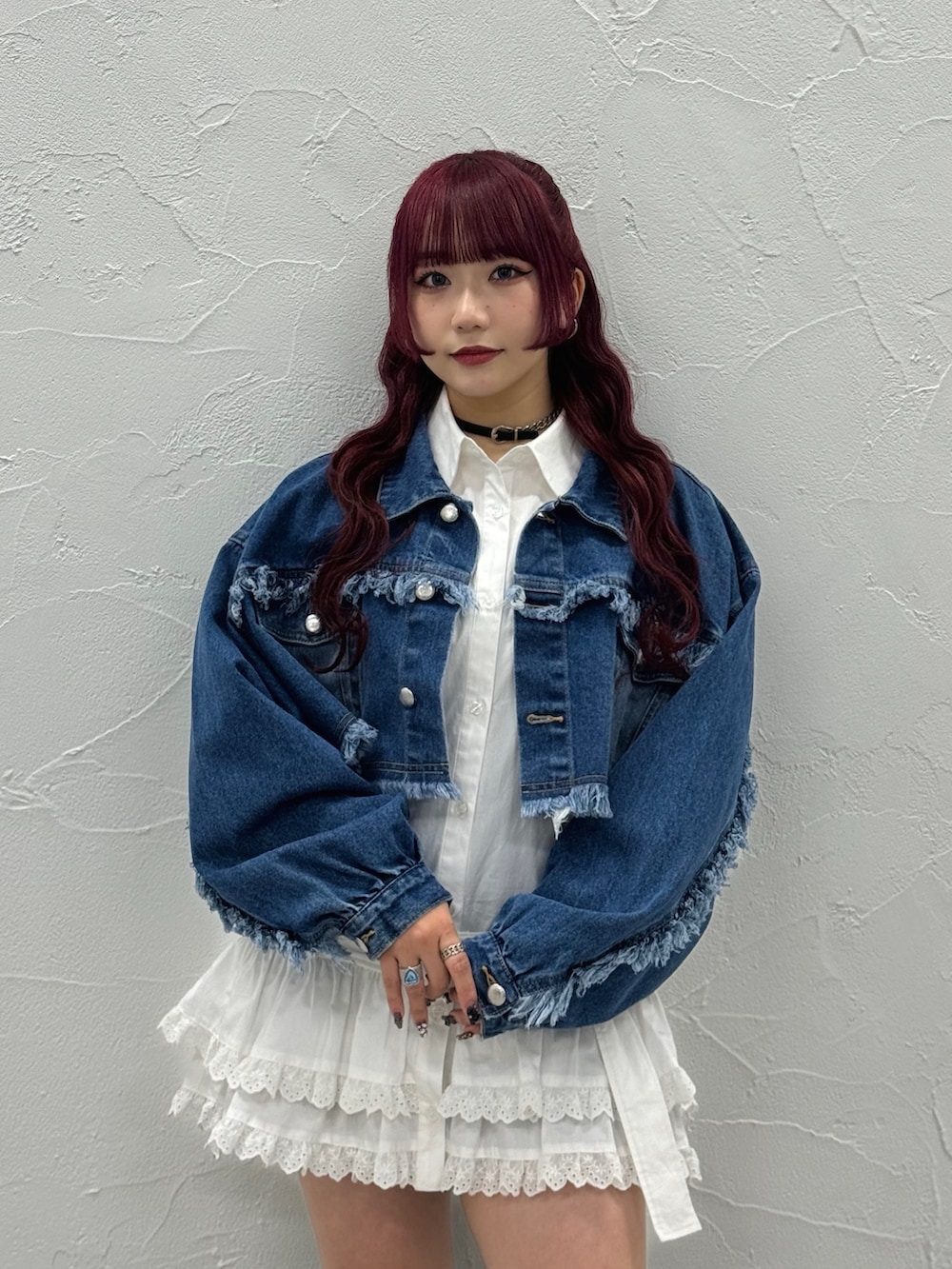 ブラック系のデニムジャケット、ホワイト系のシャツ/ブラウス、ブラック系のチョーカーを着用したレディースの秋コーディネートの5枚目の写真