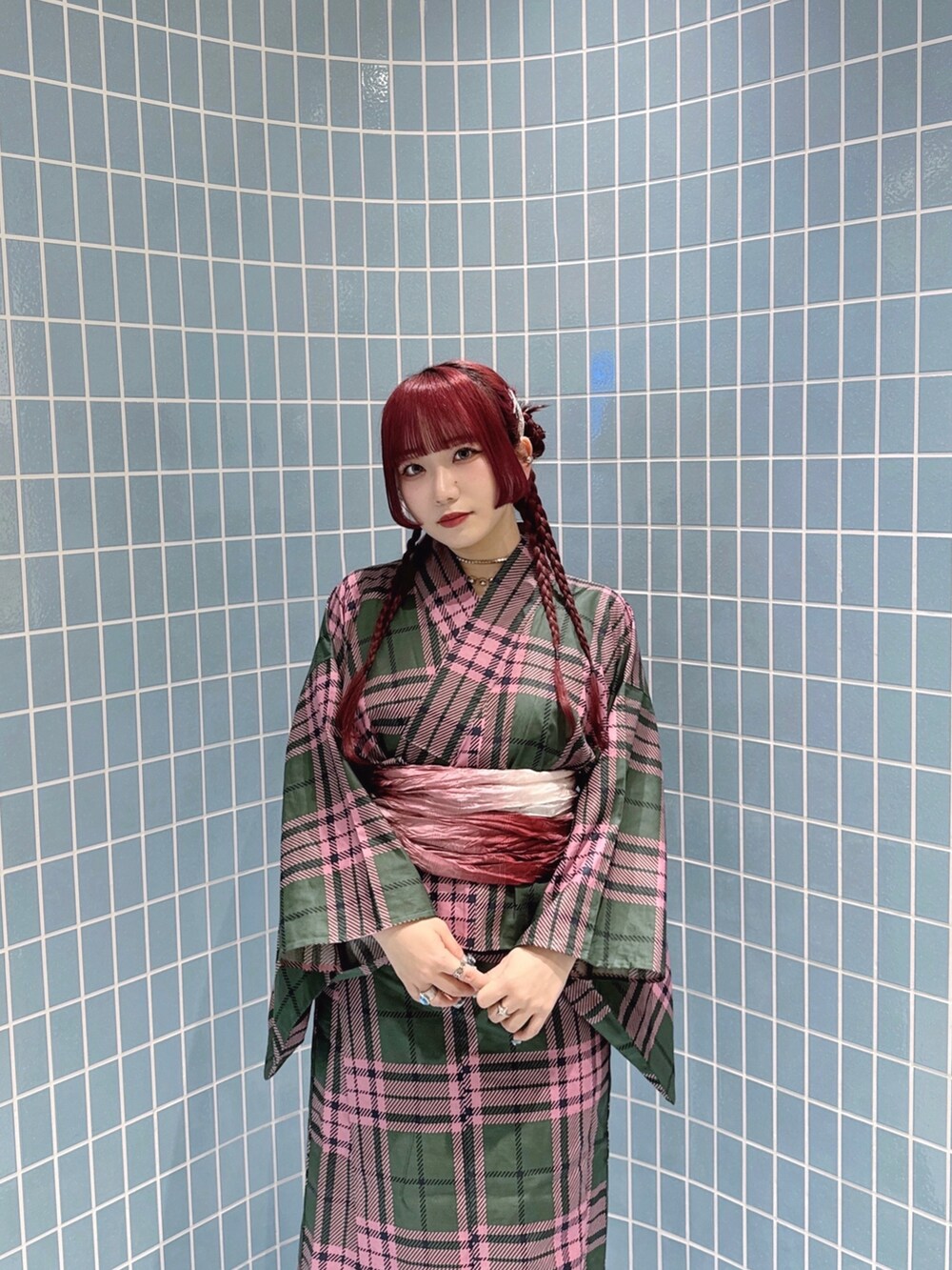 グリーン系の浴衣を着用したレディースの春コーディネートの2枚目の写真