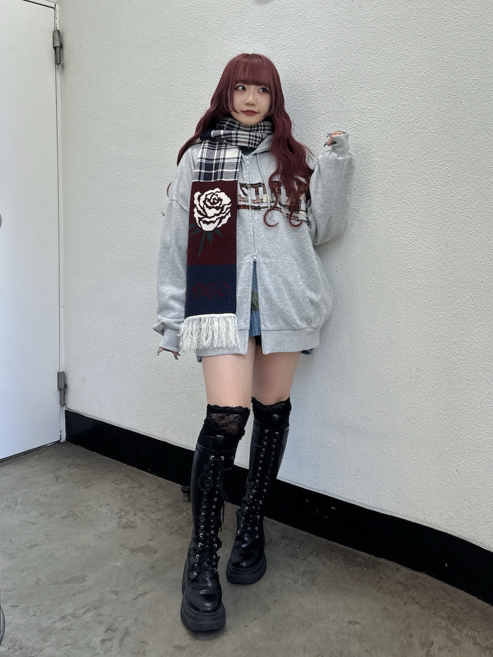 グレー系のパーカー、ブルー系のマフラーを着用したレディースの夏コーディネートの2枚目の写真