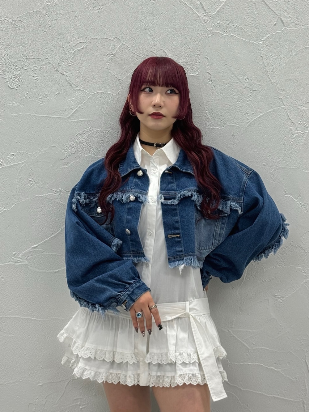 ブラック系のデニムジャケット、ホワイト系のシャツ/ブラウス、ブラック系のチョーカーを着用したレディースの秋コーディネートの4枚目の写真